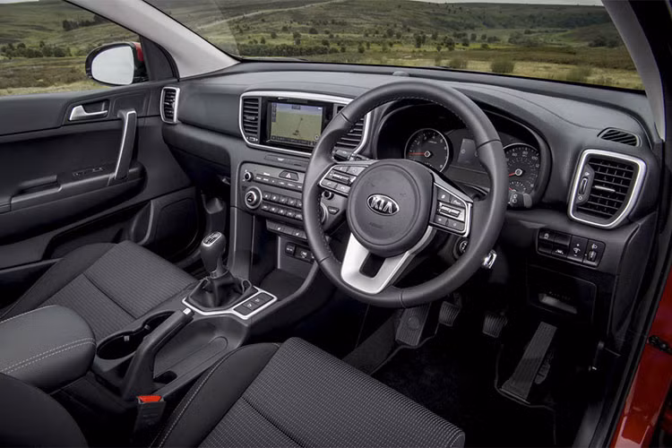 Bên trong xe, nội thất của Sportage 2019 được làm mới hệ thống thông tin giải trí với màn hình cảm ứng 7 inch hoặc 8 inch. Bên cạnh đó, xe cũng nhận được hệ thống dẫn đường vệ tinh và Connected Services của Kia. Bên cạnh đó, Android Auto và Apple CarPlay là những tính năng không thể thiếu trên những xe thế hệ mới.