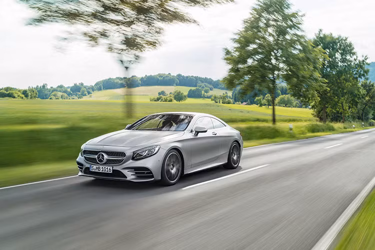 S 450 4MATIC Coupe mới được trang bị động cơ xăng V6 tăng áp kép với công suất 367 mã lực và mô men xoắn cực đại 500 Nm. Sức mạnh được truyền qua hệ thống dẫn động 4 bánh toàn thời gian 4MATIC giúp chiếc coupe cỡ lớn tăng tốc từ 0 - 100km/h chỉ trong 5,5 giây.