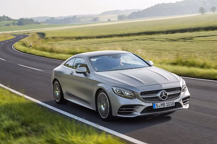 Vè ngoại thất, phần đầu của mẫu S450 4 Matic Coupe sở hữu cặp đèn pha với thiết kế gần tương tự các dòng C, E và S-Class ở thị trường Việt Nam nhưng khác biệt bởi 94 viên pha lê hàng hiệu Swarovski lấp lánh.