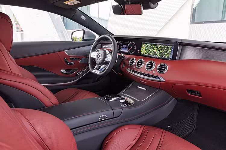 Mẫu xe thể thao 2 cửa S-Class Coupe sẽ ưu ái người ngồi trước hơn khi trang bị tính năng massage đá nóng cho 2 ghế trước, thay vì 2 ghế sau. Đặc biệt, tính năng Energizing Comfort sẽ điều chỉnh hệ thống khí hậu bên trong xe, đèn nền nội thất, massage và mùi nước hoa để phù hợp với những tâm trạng (Sôi nổi, Dễ chịu, Tiện nghi,...) chủ xe yêu thích.