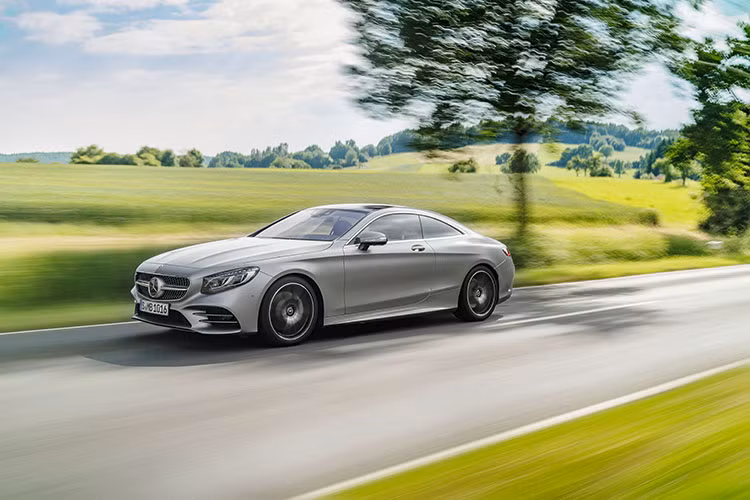 Giá xe Mercedes-Benz S450 4MATIC Coupe được chào bán chính hãng từ 6,17 tỷ đồng. Đây được xem là yếu tố mới nhất và chịu trách nhiệm mang đến màu sắc khác biệt cho dòng xe S-class tại thị trường Việt Nam. 