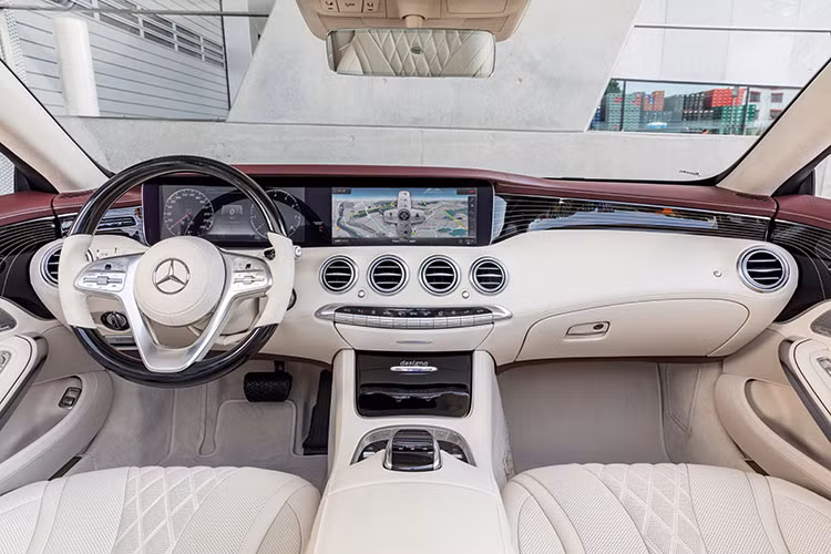 Tiếp theo, S450 4Matic có tính năng Hỗ trợ quan sát ban đêm Night View Assist Plus qua camera hồng ngoại. Tính năng này hiện chỉ có trên Maybach S-Class, còn S-Class sedan thì vẫn chưa được trang bị.