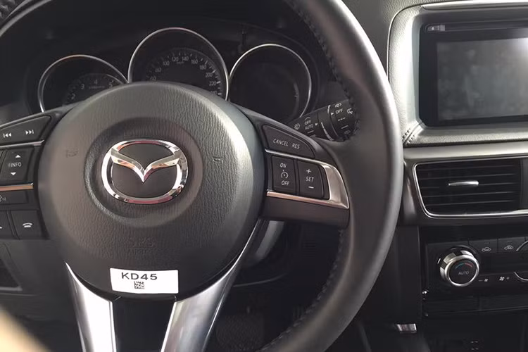 Ở nội thất, Mazda CX-5 2016 được làm mới bằng chi tiết mạ chrome trên vô lăng và cửa gió. Cần số bọc da mới. Tay phanh được thay thế bằng loại điện tử giúp tăng không gian tựa tay cho người lái...