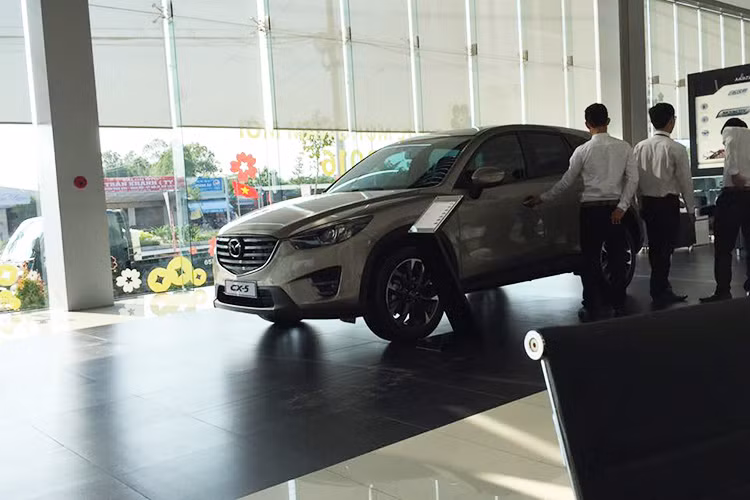 Ngoài việc thông tin rao bán mẫu xe mới Mazda CX-5 phiên bản 2016, hàng loạt những hình ảnh về mẫu xe mới này cũng đã xuất hiện tại đại lý. Điều này chứng tỏ chiếc xe có thể đến tay khách hàng trước Tết nguyên đán 2016.
