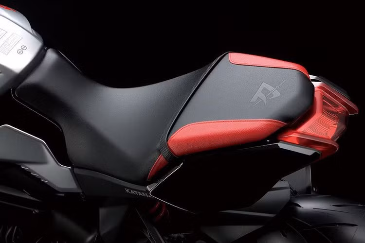 Những dải decal màu đỏ dán trên vành xe, cùng với decal gel chống trượt dán trên bình xăng vân carbon cũng tạo thêm điểm nhấn đặc biệt cho Katana Jindachi. Phần đuôi xe cũng được hoàn thiện tinh xảo hơn với bọc yên hai bên màu đỏ và logo Katana dập nổi trên ghế phụ.