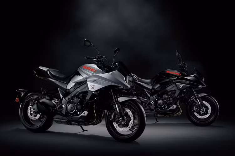 Cung cấp sức mạnh cho xe là động cơ 4 xi-lanh thẳng hàng DOHC 999cc lấy từ chiếc GSX-R1000 K5 đời 2005, nhưng đã được cải tiến toàn diện với họng ga đường kính 44mm, van bướm ga kép, kim phun 10 lỗ và tay ga cải tiến nhằm loại bỏ tình trạng giật ga. Giống như GSX-S1000F, Katana cũng đạt công suất 148 mã lực và mô-men xoắn 108Nm.