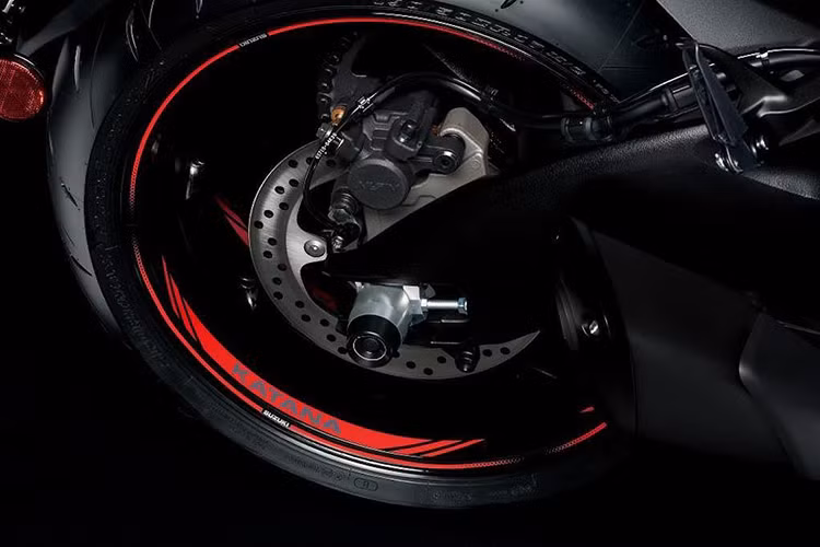Suzuki Katana 2019 mới được trang bị giảm xóc trước dạng upside down của KYB với đường kính trụ 43 mm có thể điều chỉnh tải trọng. Phuộc sau cũng có thể tùy chỉnh được tải trọng. Hệ thống phanh đĩa phía trước sử dụng cặp kẹp phanh Brembo monoblock 4 piston chia sẻ từ chiếc GSX-R1000 đi kèm công nghệ ABS.