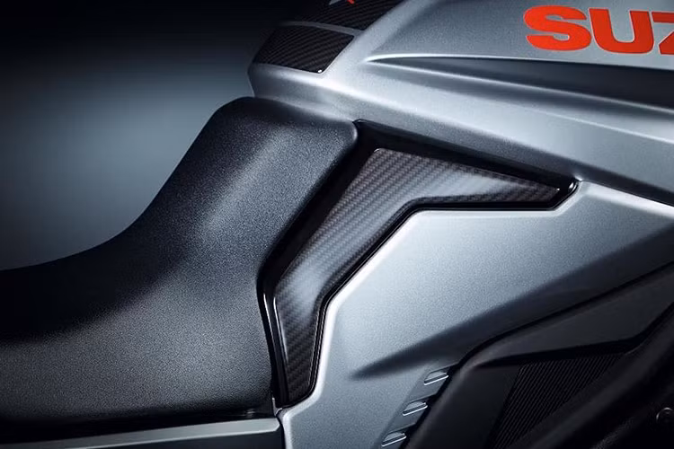 Bảng đồng hồ của xe với màn hình LCD đơn sắc được lấy từ chiếc superbike GSX-R1000 nhưng được cài đặt giao diện riêng cho Katana 2019. Tương tự những chiếc Suzuki khác, đáng chú ý - Katana 2019 cũng sở hữu công nghệ hỗ trợ khởi động - Easy Start System đặc trưng.