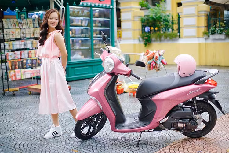 Tại thị trường xe máy Việt Nam, Yamaha tỏ ra khá quan tâm tới phân khúc xe tay ga giá rẻ và tầm trung khi trong 3 năm gần đây, hãng đã đều đặn "trình làng" những dòng xe hoàn toàn khác nhau như Grande (2014), Acruzo (2015) và mới đây là mẫu xe ga Yamaha Janus 125.
