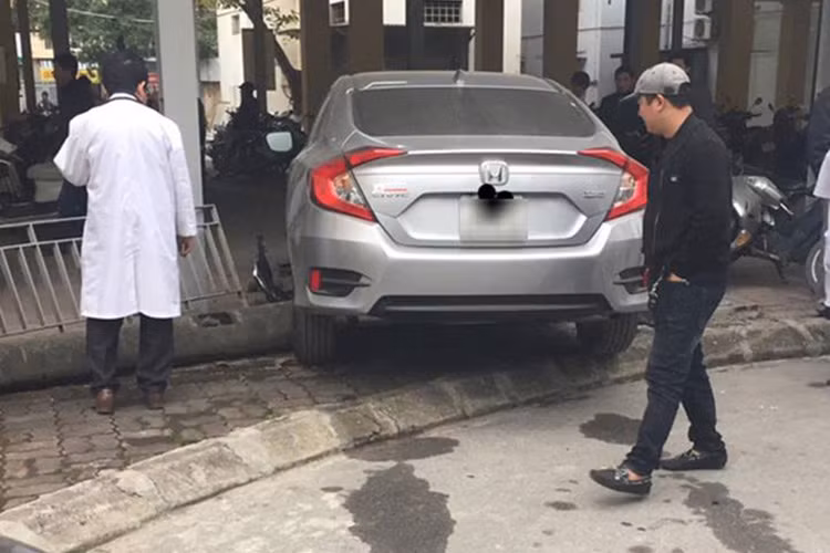 Hậu quả là chiếc Honda Civic 2017 đã đâm vào hàng rào chắn bằng sắt của bãi gửi xe. Ngoài ra, chiếc Civic thế hệ mới nhất này còn húc đổ một số xe máy dựng bên trong nhà để xe. Rất may, đã không có ai thương vong trong vụ tai nạn này.