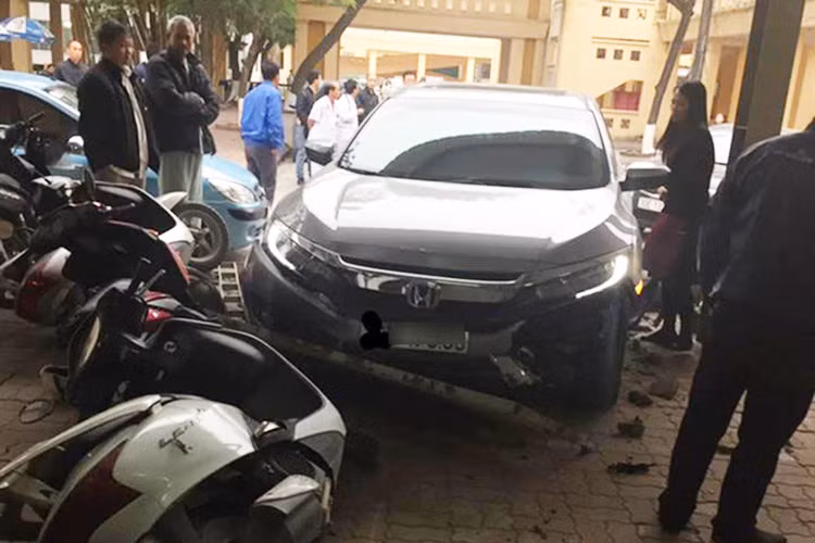 Tại hiện trường vụ tai nạn, chiếc Honda Civic 2017 bị hư hỏng phần đầu xe. Cản va trước của chiếc xe cũng đã bị vỡ nát do va chạm với lan can. Các mảnh vỡ của chiếc xe và gạch đá nằm vương vãi tại nhà xe..