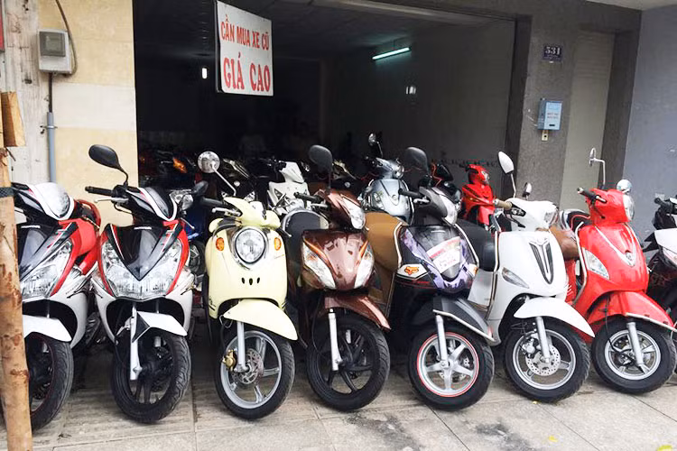 Đến đúng giờ, thái độ vừa phải, không lan man quá sang những chuyện khác bởi dù mình là người mua nhưng người bán vẫn có quyền lựa chọn… bán cho người khác. Nếu người bán nhất quyết muốn bán xe cho bạn thì hãy suy nghĩ kỹ lại nhé bởi một chiếc xe tốt luôn khiến người chủ tự hào. Và trong trường hợp người bán xe có “ sang chảnh” với bạn thì có thể tự an ủi rằng mình đang có cơ hội với một chiếc xe tốt.