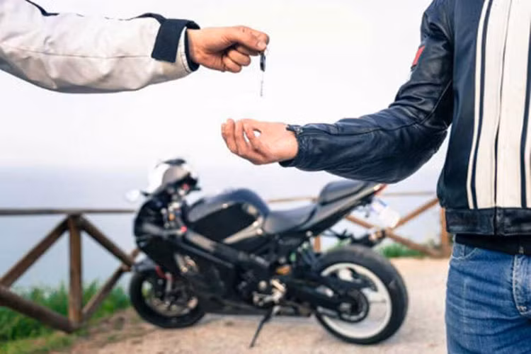 Đừng tỏ ra quá sốt sắng khi người bán kể lể về việc vô số người muốn mua chiếc xe rồi có người trả giá cao hơn. Nếu bán được người ta đã bán rồi không đến lượt bạn nên đừng nhận thêm áp lực. Bỏ ra một đống tiền mua xe máy cũ thì riêng áp lực của hai chữ “rủi ro” đã đủ làm bạn mệt rồi.