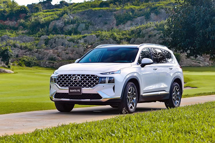 Ford Everest tai Viet Nam dang cho Hyundai SantaFe 