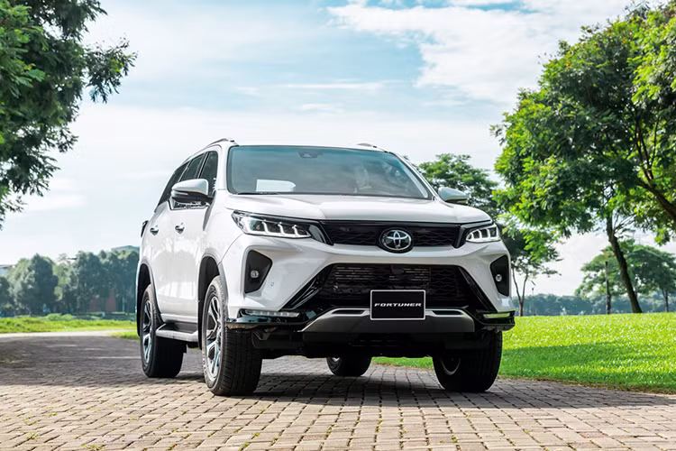 Ford Everest tai Viet Nam dang cho Hyundai SantaFe 