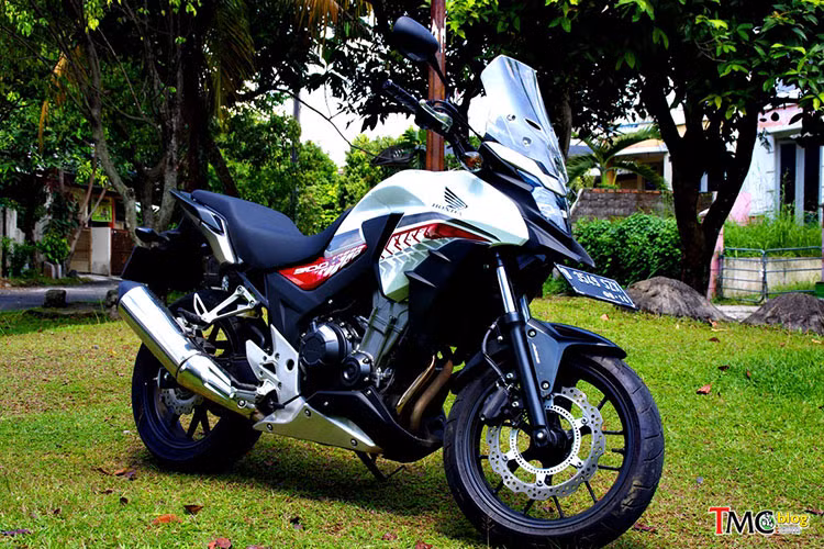 Phiên bản Honda CB500XA 2017 mới sở hữu chiều dài x rộng x cao không thay đổi so với trước bao gồm; 826 x 2.098 mm x1,358. Chiều dài cơ sở là 1421 mm, khoảng cách gầm 167 mm. Trong khi đó, chiều cao yên xe lên tới 812 mm, bình xăng 17,7 lít và có tổng trọng lượng là 198 kg.