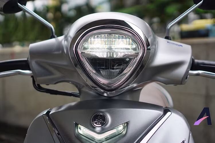Ở phiên bản mới này, Yamaha Grande Hybrid có đèn pha hình viên kim cương, nhưng mềm mại hơn, có ốp viền crôm bóng, ứng dụng công nghệ LED. Trong khi đó ở phần đầu xe, mặt nạ của Yamaha Grande Hybrid 2018 có đôi chút thay đổi ở một số điểm nhấn như hình dạng đèn xinhan gọn gàng và mềm mại hơn trước đây.