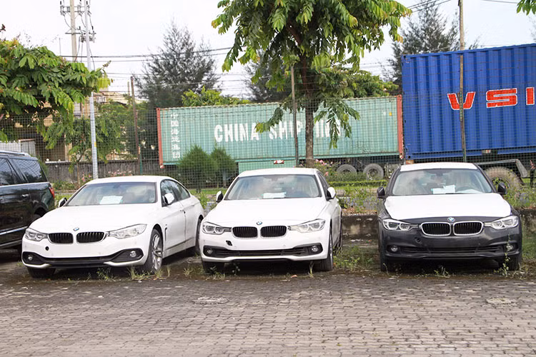 Theo đó, Bộ Tài chính cho hay, thực hiện ý kiến chỉ đạo của Thủ tướng Chính phủ tại Thông báo kết luận ngày 30/5/2018, Cục Hải quan TPHCM và Cục Hải quan tỉnh Bà Rịa - Vũng Tàu đã giải quyết cho Công ty TNHH Tốc Độ (đại diện của Tập đoàn BMW AG, Đức) làm thủ tục tái xuất toàn bộ 571 xe ôtô BMW ra khỏi lãnh thổ Việt Nam.