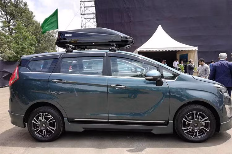 Với mức giá khởi điểm chỉ từ Rs 9,99 lakh (khoảng 328 triệu đồng) đến Rs 13,90 lakh (khoảng 456,6 triệu đồng). tại thị trường Ấn Độ Chiếc MPV này sở hữu 2 cấu hình bảy và tám chỗ ngồi, với 4 phiên bản (M2 đến M8) cùng một kết hợp diesel-hộp số tự động duy nhất.