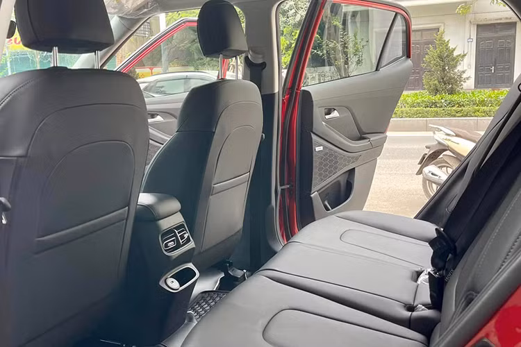 Lấy ngay giá bán của chiếc Hyundai Custin trong bài để so sánh, xe mới đang có giá 900 triệu đồng và chiếc xe lướt đang được chào bán với giá 9xx triệu đồng. Mua xe mới, ngoài số tiền 900 triệu giao cho đại lý, bạn phải chi thêm khoảng 100-142 triệu đồng cho phí lăn bánh.