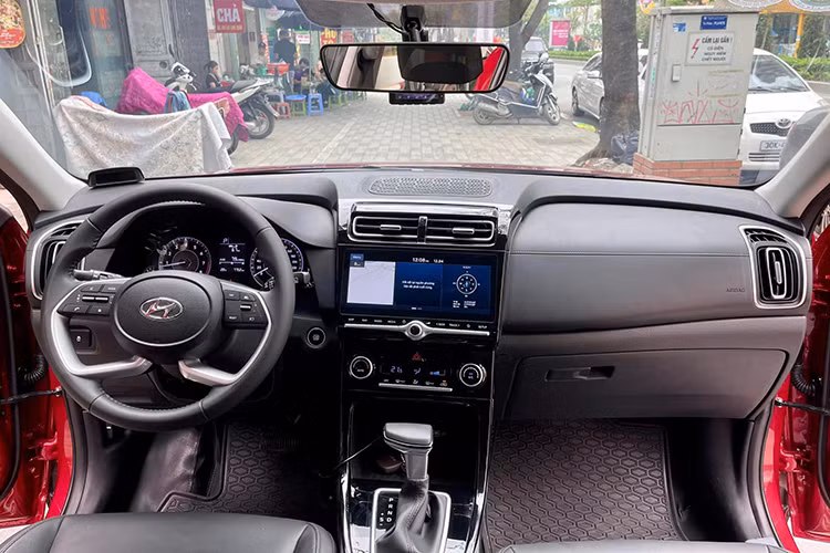Cũng có đại lý chào bán Hyundai Custin VIN 2023 bản 2.0 Cao Cấp với giá 900 triệu đồng, tương đương mức giảm 99 triệu triệu đồng. Kéo giá xe mới giảm về mức thấp hơn xe cũ khiến nhiều người phân vân.