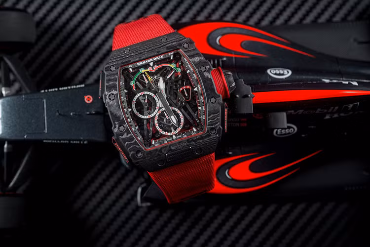Thông thường mỗi chiếc đồng hồ của thương hiệu Richard Mille có mức giá rơi vào khoảng 100.000 USD, tuy nhiên phiên bản đặc biệt này được hãng báo giá lên tới 1 triệu USD (khoảng 23 tỷ đồng), tương đương với mức giá của siêu xe Mclaren P1 chưa bao gồm thuế, đủ để thấy giá trị phi thường của chiếc đồng hồ này.