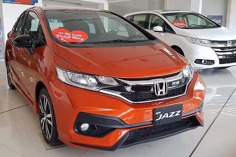 Từng là mẫu xe nhập bán chạy nhất năm 2018 khi Nghị định 116 được triển khai, đến nay Honda Jazz lại ghi danh vào Top 10 xe ế nhất quý I/2020 tại Việt Nam. Honda chỉ bán được 70 xe Jazz trong 3 tháng, cách quá xa 299 xe Yaris của đồng hương Toyota. Bộ 3 phiên bản xe Honda Jazz có giá dao động từ 544 – 624 triệu đồng.