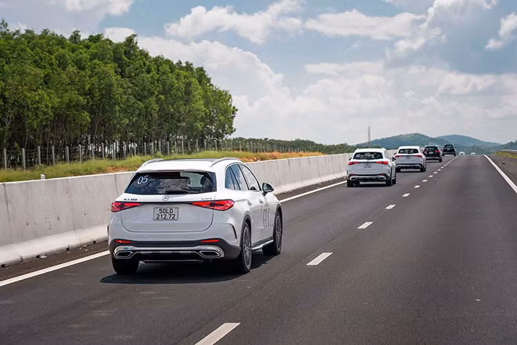 Sau khoảng 200 km di chuyển từ TP HCM, chúng tôi có mặt tại Mũi Né và đặt chân tới với những Cồn Cát Trắng tại Bình Thuận, đây chính là nơi mà chế độ “Off-Road” và hệ dẫn động bốn bánh 4Matic trên Mercedes-Benz GLC 2023 thế hệ mới sẽ phát huy được hết tính năng.