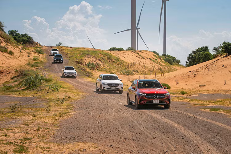 Chế độ “Off-Road” được Mercedes-Benz trang bị để giúp những chiếc GLC thế hệ mới (GLC 200 4Matic và GLC 300 4Matic) lướt trên các đồi cát lún và bùn lầy, xuyên qua địa hình cát trắng lồ lõm rộng lớn, cằn cỗi của Bình Thuận. Ở chế độ này, chân ga sẽ nhạy hơn thông thường để phản ứng tức thì với mọi điều khiển từ người lái, đồng thời tối ưu độ bám và lực kéo bằng cách duy trì tua máy cao ở cấp số thấp.