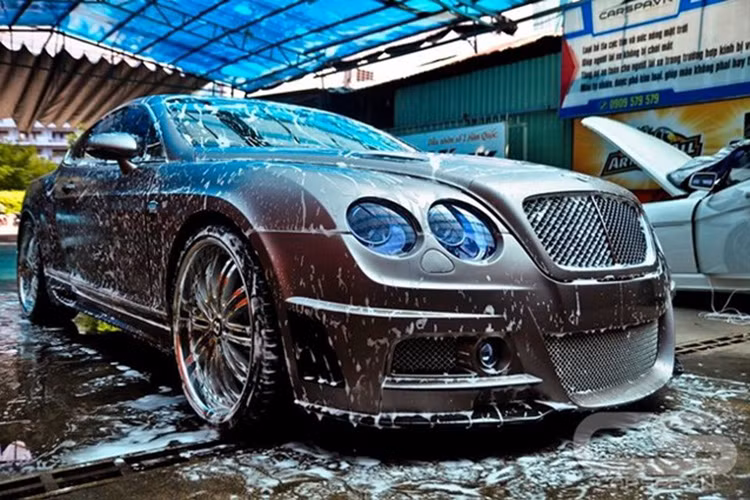 Dựa trên tác phẩm Bentley Continental GT Sports Line Black Bison Edition của nhà độ Wald, những người thợ Việt khéo léo tạo nên hình dáng mới đầy chất mạnh mẽ cho chiếc xe thể thao sang trọng Bentley Continental GT.