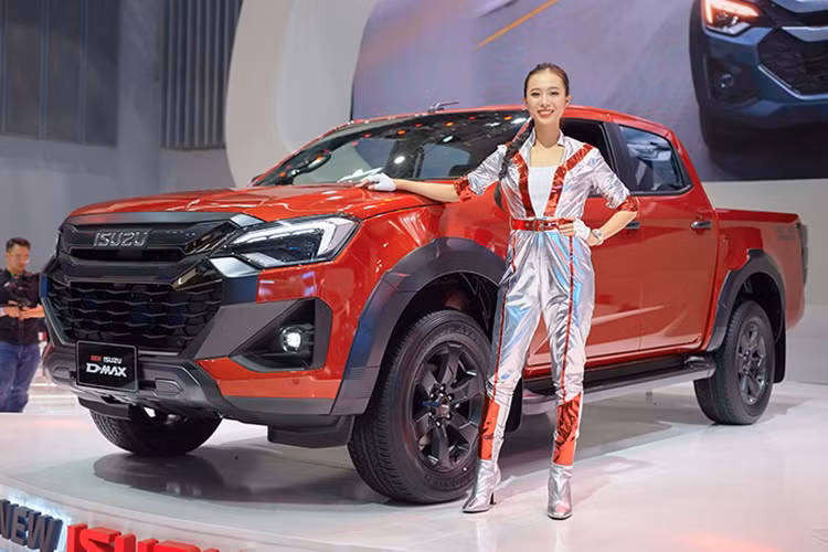 Mẫu xe còn lại của top bán ít nhất tháng 2/2025 là Isuzu D-Max với 24 xe rời đại lý, giảm mạnh so với kết quả 57 xe hồi tháng trước. Đây cũng một trong hai mẫu xe chủ lực của Isuzu tại Việt Nam, nhưng thường xuyên ế ẩm và lọt vào top xe bán chậm nhất qua nhiều năm, nhiều tháng.