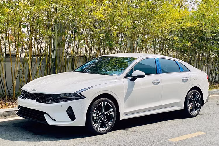 Sở hữu doanh số bán ra chỉ 8 chiếc, giảm tới 6 chiếc so với tháng 1/2025 - mẫu xe sedan Kia K5 vẫn xếp thứ 3 trong top xe bán chậm nhất Việt Nam. Ra mắt tại Việt Nam từ nửa cuối 2021 dưới dạng mẫu xe hoàn toàn mới với giá bán từ 859-999 triệu đồng, Kia K5 đi kèm 3 tùy chọn phiên bản bao gồm 2.0 Luxury, 2.0 Premium và 2.5 GT-Line.