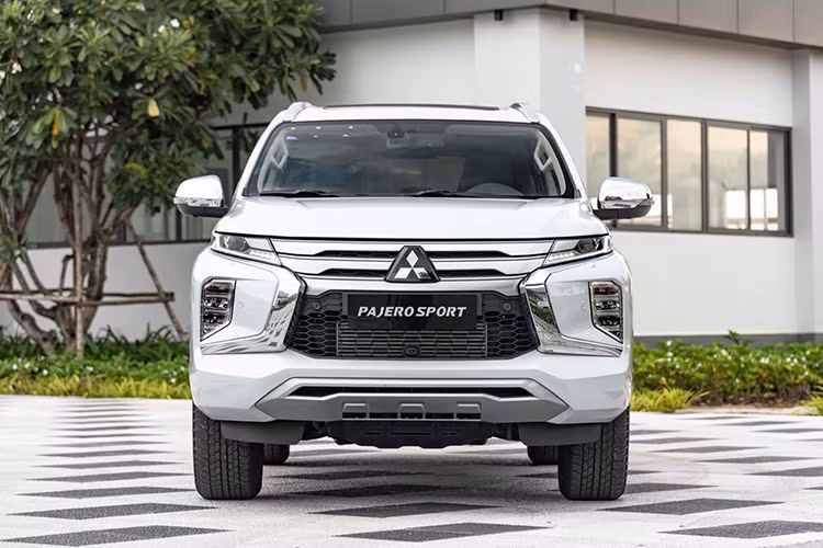 Mitsubishi Pajero Sport chỉ bán được 9 xe trong tháng 2 vừa qua, giảm mạnh so với cùng kỳ năm ngoái. Xe được nhập khẩu nguyên chiếc từ Thái Lan, có 2 tùy chọn sức mạnh, động cơ dầu 2.4L công suất 181 mã lực, mô-men xoắn 430 Nm và động cơ xăng 3.0L công suất 208 mã lực, mô-men xoắn 279 Nm. Cả hai đều dùng hộp số tự động 8 cấp. Giá bán từ 1,13-1,39 tỷ đồng.