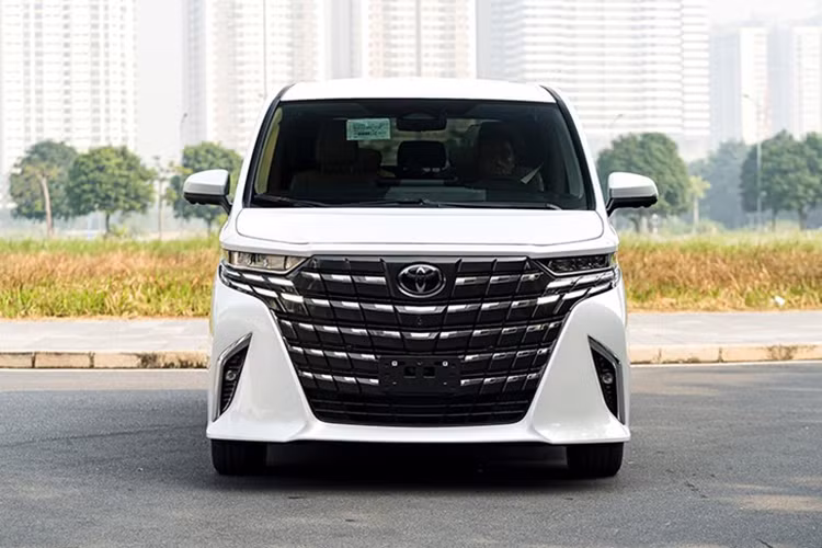Toyota Alphard cũng ghi nhận tăng trưởng doanh số khi có 15 xe bán ra, tăng nhẹ 1 chiếc so với tháng trước. Toyota Alphard hiện đang là mẫu xe đắt nhất trong dải sản phẩm của hãng, từ 4,37-4,475 tỷ đồng do bị áp thuế cao khi có xuất xứ từ Nhật Bản.