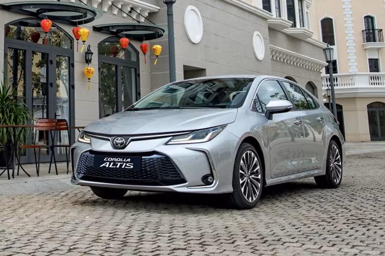 Mặc dù lọt vào top xe ế, nhưng doanh số bán xe Toyota Corolla Altis tăng trưởng đáng kể, từ 7 xe lên 15 xe. Song, mẫu sedan cỡ D Nhật Bản vẫn chưa thể rời top bán ít. Altis tại Việt Nam hiện có 3 phiên bản với 2 tùy chọn động cơ gồm động cơ xăng và động cơ hybrid, giá bán dao động từ 725-870 triệu đồng.