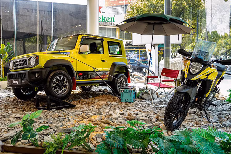Suzuki Jimny dù có kết quả bán hàng tăng theo tháng, song với 19 xe bàn giao, "tiểu G63" vẫn chưa thể rời top bán ít. Hiện, các đại lý vẫn miệt mài giảm giá sâu cho mẫu xe hot một thời này. 