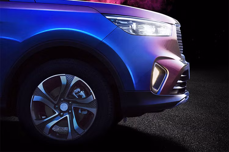Ngoài ra, mẫu SUV cỡ trung này còn được trang bị đèn pha LED toàn phần, bộ vành hợp kim 5 chấu với kích thước 18 inch và cửa sổ trời Panorama. Trọng lượng của xe đạt khoảng 1.665 kg.