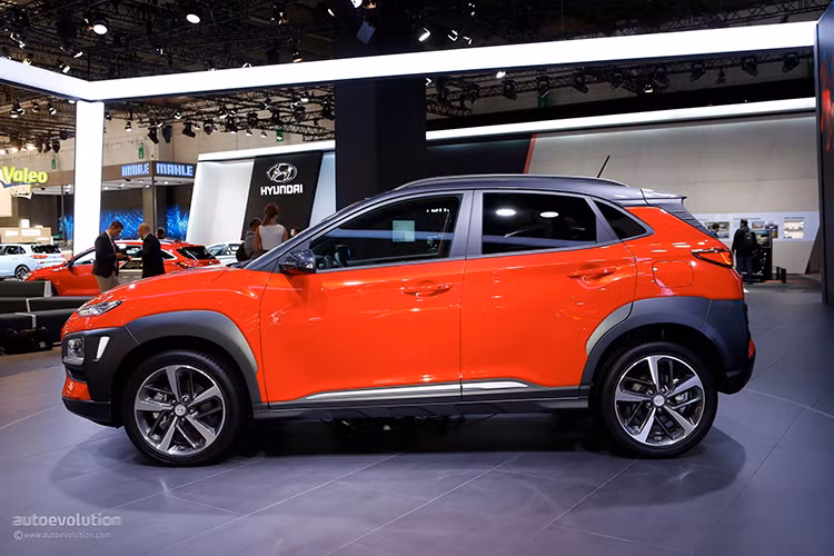 Mẫu SUV đô thị Hyundai Kona lần đầu tiên ra mắt tại quê nhà Hàn Quốc vào tháng 6/2017. Xe được đặt tên theo một quận trên đảo Big Island ở Hawaii, Kona sở hữu thiết kế trẻ trung, phá cách và năng động. Các kích thước tổng thể D x R x C của xe lần lượt là 4165, 1800 và 1550 mm.