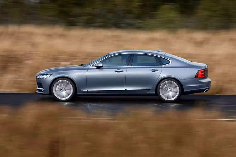 Hiện nhà nhập khẩu và phân phối chính thức các dòng xe Volvo tại Việt Nam vẫn chưa chia sẻ kế hoạch ra mắt chính thức của mẫu sedan S90 cùng giá bán của chiếc xe. Tuy nhiện khi về đến thị trường Việt, nó sẽ cạnh tranh trực tiếp với các đối thủ đến từ Đức như Mercedes-Benz E-Class hay BMW 5 Series.