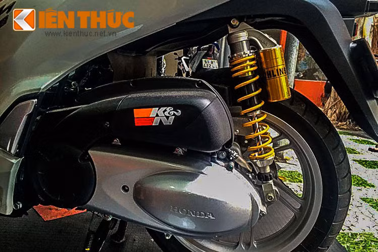Honda SH300i 2016 sở hữu động cơ 4 kỳ, làm mát bằng chất lỏng, phun xăng điện tử PGM-FI, dung tích 279 phân khối nhưng được chỉnh lại để trở thành dòng xe ga đầu tiên trên thế giới đạt tiêu chuẩn khí thải Euro 4. Động cơ tạo ra công suất tối đa 25,2 mã lực tại 7.500 vòng/phút và mô-men xoắn cực đại 25,5 Nm tại 5.000 vòng/phút.