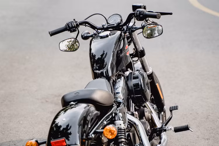 Đúng như tên gọi, chiếc xe có thiết kế cổ điển, lấy cảm hứng từ những mẫu Harley-Davidson từ những năm 1948. Trên phiên bản mới, ngoại hình của xe ngoài bộ tem vẫn không thay đổi nhièu, choá đèn xe vẫn dạng tròn với bóng Halogen truyền thống. Tay lái thiết kế vừa tầm, gương đặt thấp và cụm đồng hồ thiết kế đơn giản đùng phong cách Harley.