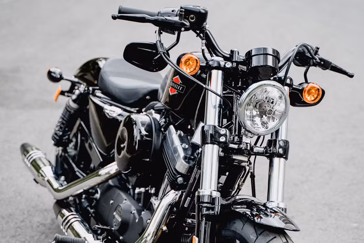 Harley-Davidson Forty-Eight 2019 sở hữu bộ tem Vivid Black - nó là mẫu xe mới nhất thuộc dòng Sportster cùng với những “người anh em” khác như: Iron 883, Iron 1200, Forty-Eight, Roadster, SuperLow, SuperLow 1200T và 1200 Custom ra mắt trong năm 2018 vừa qua. 