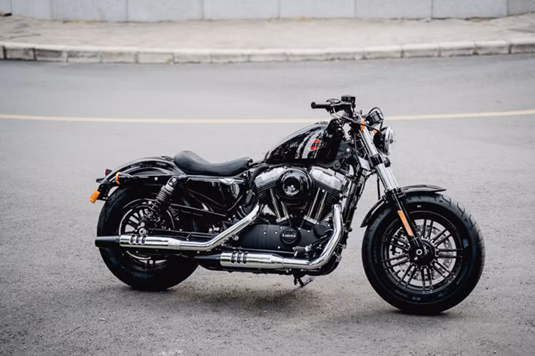 Cụm ống xả của Forty-Eight 2019 có thiết kế mới với các tấm chắn màu chrome và lon pô sơn tĩnh điện màu đen mờ, thay vì mạ toàn bộ như phiên bản cũ. Sức mạnh của động cơ được truyền tới bánh sau thông qua dây đai. Trên Forty-Eight mới, dây đai truyền động cũng có bản to hơn, khiến xe vận hành êm ái hơn.