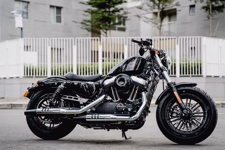Được bán lần đầu từ năm 2010, với tên mã là XL1200X, mẫu xe Harley-Davidson Forty Eight là một phiên bản khác của dòng XL1200 Sportster. Trong số những chiếc Harley-Davidson đời 2019, dòng XL1200X Forty-Eight đã được cải tiến khá nhiều từ ngoại hình tới hiệu năng.