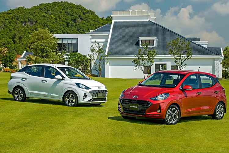 Hyundai Grand i10 động cơ 1.2L tiêu thụ 5,4l/100 km. Mẫu xe thuộc dòng xe cỡ nhỏ hạng A của nhà sản xuất từ Hàn Quốc. Grand i10 sở hữu kích thước lớn hàng đầu phân khúc, đem đến một không gian thoải mái tối đa. Hyundai Grand i10 là một chiếc xe thích hợp để vận hành trong thành phố. Mẫu xe này có đa dạng các phiên bản hatchback và sedan với mức giá trải rộng từ 360 - 455 triệu đồng.