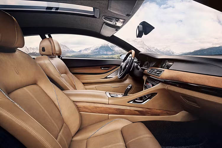 Bên trong nội thất của mẫu BMW 8-Series hoàn toàn mới này sẽ được trang bị tiện nghi cao cấp với gỗ và da được chế tác thủ công. Bên cạnh đó là hàng loạt những công nghệ mới, tối tân nhất cũng sẽ được BMW đầu tư cho dòng xe hạng sang đình đám một thời này.