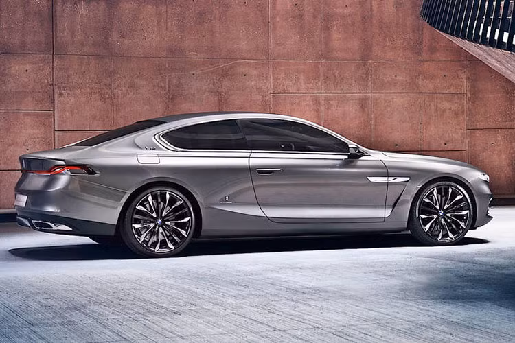 Những yếu tố giúp mẫu sedan hạng sang BMW 8-Series đấu lại với người đồng hương là dải động cơ khá phong phú. Trong đó, bản cao cấp và mạnh mẽ nhất có thể được trang bị động cơ V8, tăng áp kép, dung tích 4.0 lít, sản sinh công suất cực đại 650 mã lực.
