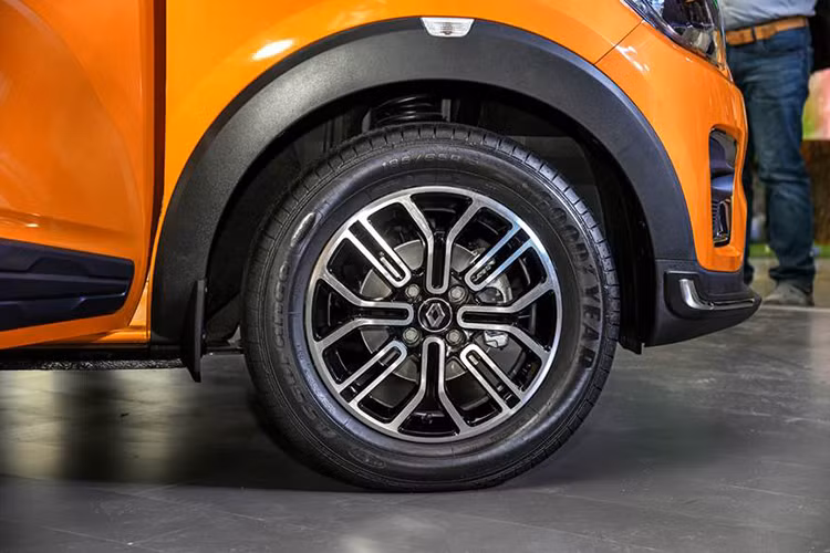 Ở bản cao cấp, Renault Triber sẽ dùng vành hợp kim 15 inch thiết kế dạng đa chấu khá đẹp, trong khi bản tiêu chuẩn chỉ có vành cỡ 14 inch thiết kế dạng 5 chấu kép đơn giản hơn, thân xe với đường nẹp màu đen bắt mắt.