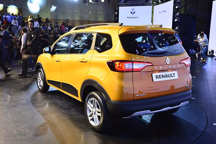 Bên ngoài, mẫu xe MPV Renault Triber hoàn toàn mới sở hữu thiết kế cao và theo phong cách SUV. Xe đi kèm lưới tản nhiệt hình chữ V mạ crôm sáng bóng, nẹp thân xe bằng nhựa màu đen, giá nóc, bộ vành hợp kim và tấm ốp bảo vệ gầm chỉ để trang trí chứ không có tác dụng thật.