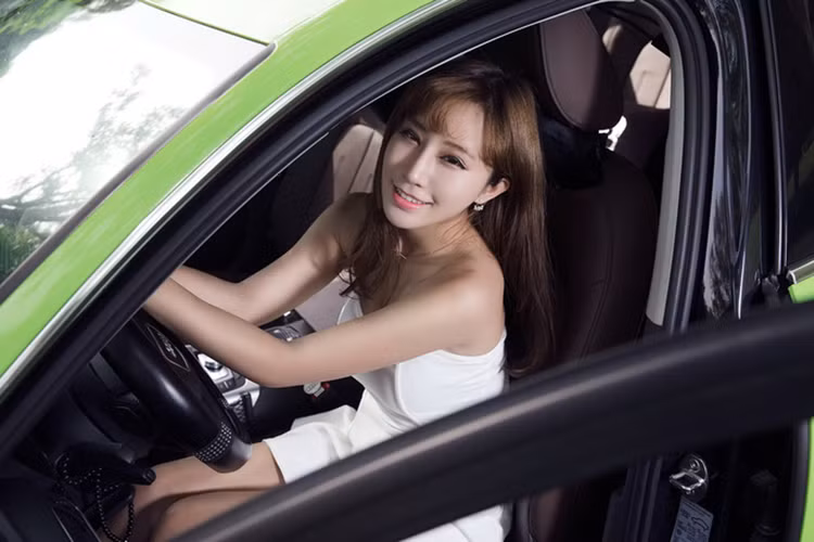 Ngoài ra, mẫu xe sedan hạng sang Audi A6 còn sở hữu hệ thống túi khí gồm: Túi khí cho người lái và hành khách phía trước, túi khí hai bên hàng ghế và túi khí treo phía trên hàng ghế trước và sau, màn hình hổ trợ thông tin người lái, đèn pha tự động điều chỉnh góc lái…